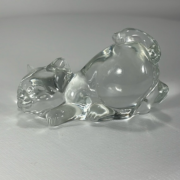 Fenton Art Glass Crystal Short Tail Crouching Cat - Picture 4 of 17